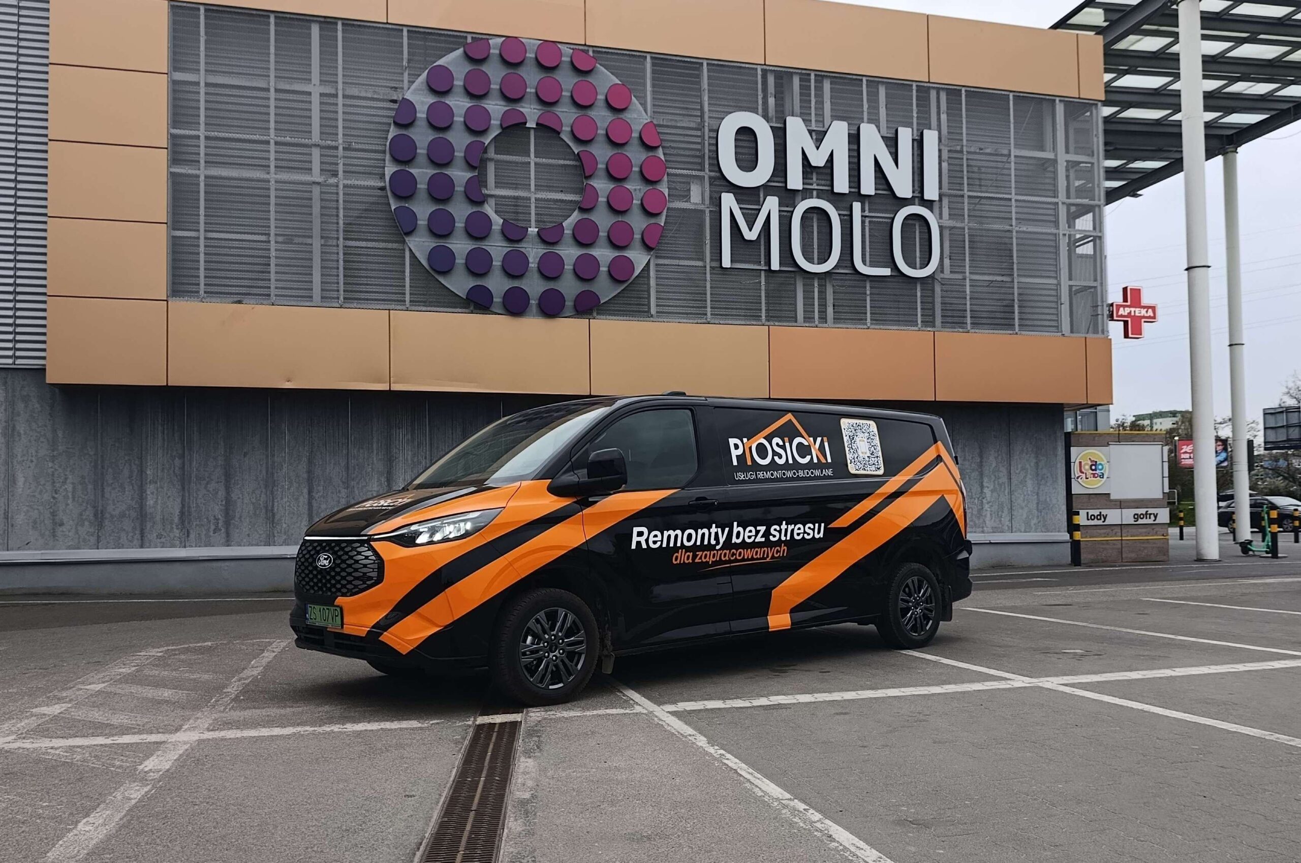Firmowy samochód Piosicki zaparkowany przed centrum handlowym, oferujący kompleksowe remonty i wykończenia wnętrz pod klucz w Szczecinie.